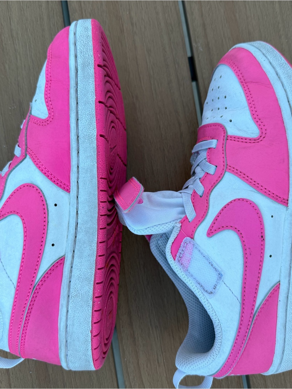 Nike Kids Low-Top Sneakers in White and Bright Pink
